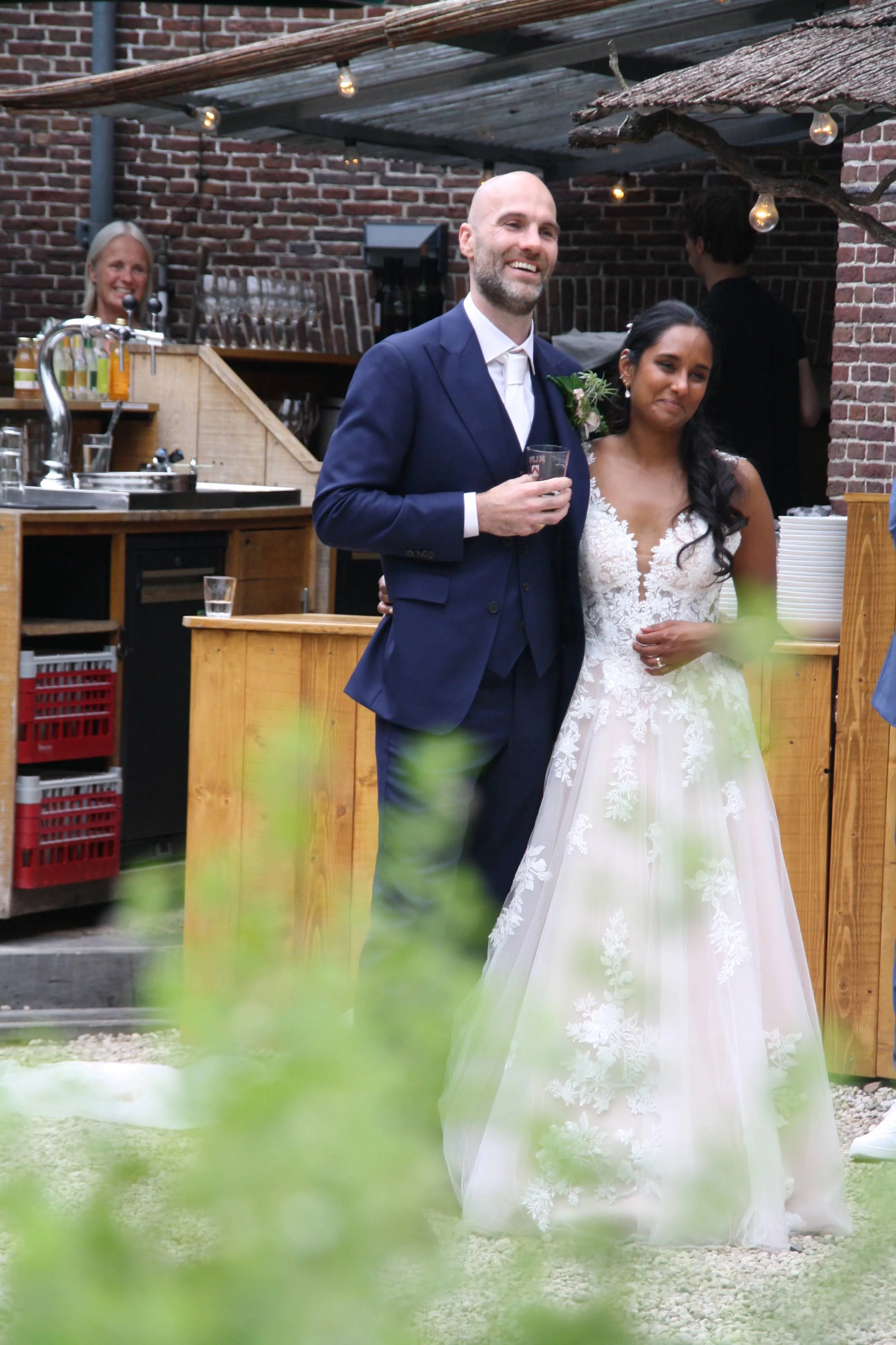 indra in haar trouwjurk met haar man